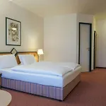 Four Centre מלון 4*