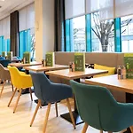 Four Centre מלון 4*