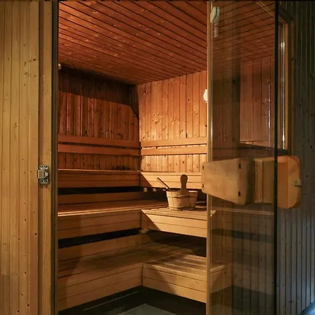 Four Centre מלון