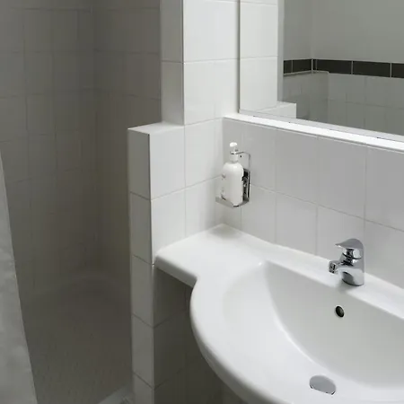 Four Centre Hotel 4*