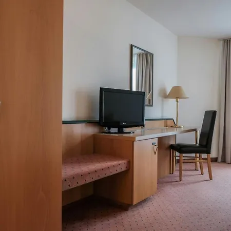 Four Centre Hotel 4*