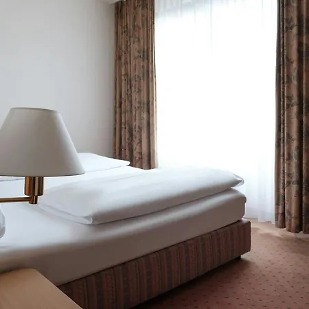 Four Centre Hotel 4*