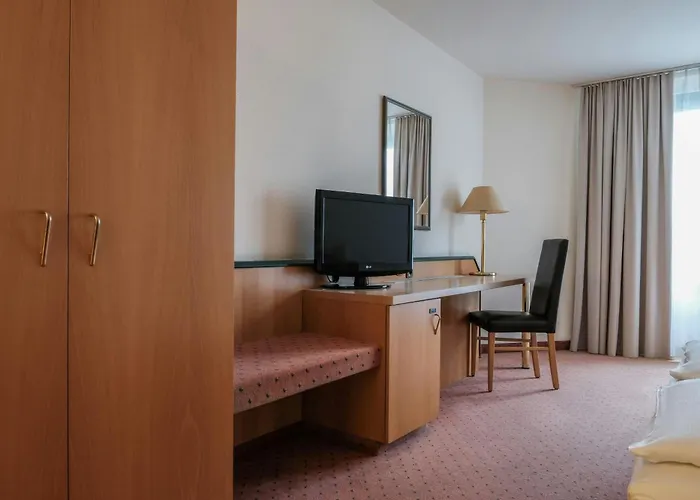 Four Centre Hotel 4*