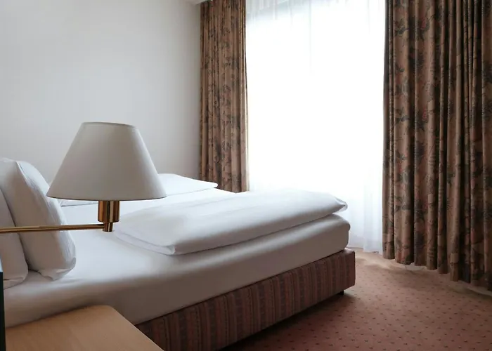 Four Centre Hotel 4*